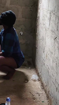 Mengongkek sibuk eboni dengan basit besar di dalam tandas bangunan yang belum siap selepas blowjob