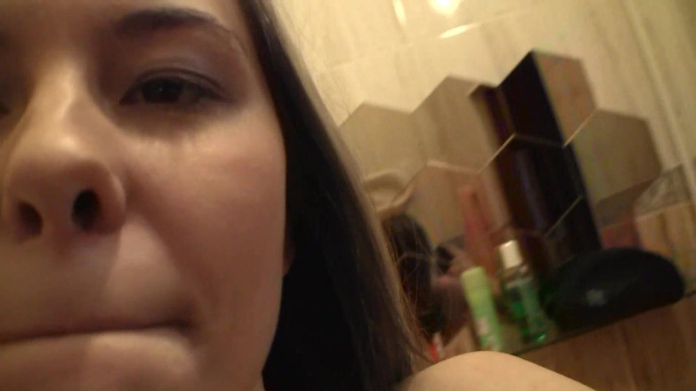 Perv Milfs n Teens: Muhteşem Klara tıraşsız amcığını ve mükemmel göğüslerini kamerada teşhir ediyor