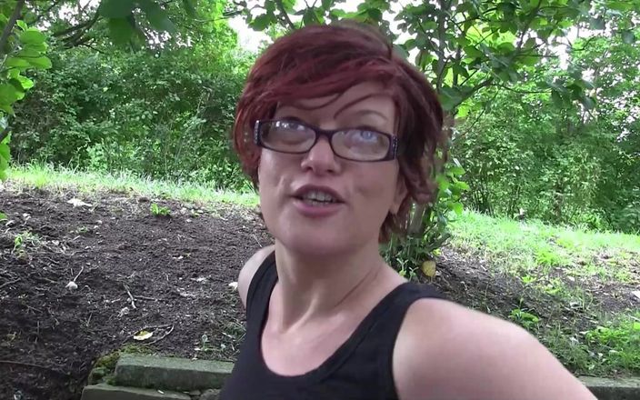 Popp Sylvie: Cum Swallow in the Park