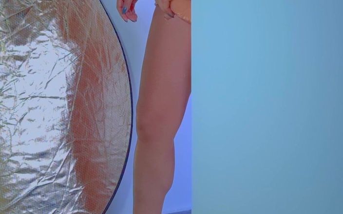 Little Dessert: セクシーなドレスとスニーカーでガラスのディルドで遊ぶカレッジデジ