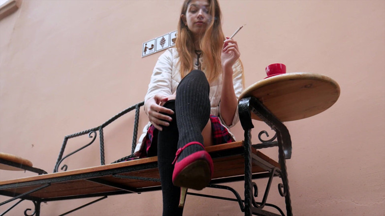 Russian Smokers: ワイルドなロシアン・ベイブがタバコを吸う自然の雰囲気