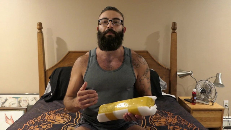 TripleXTransMan: Gioco sensuale con dildo di vetro