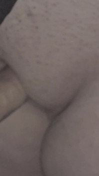 Super primo piano: il cazzo strofina il clitoride. Sperma sulla figa. Utilizzare lo sperma come un lubrificante. Orgasmo femminile. Mutandine rosse.