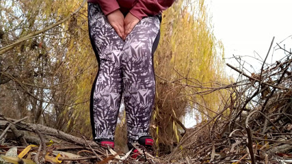 Elena: Russian MILF with a gorgeous ass pissing in November outdoors