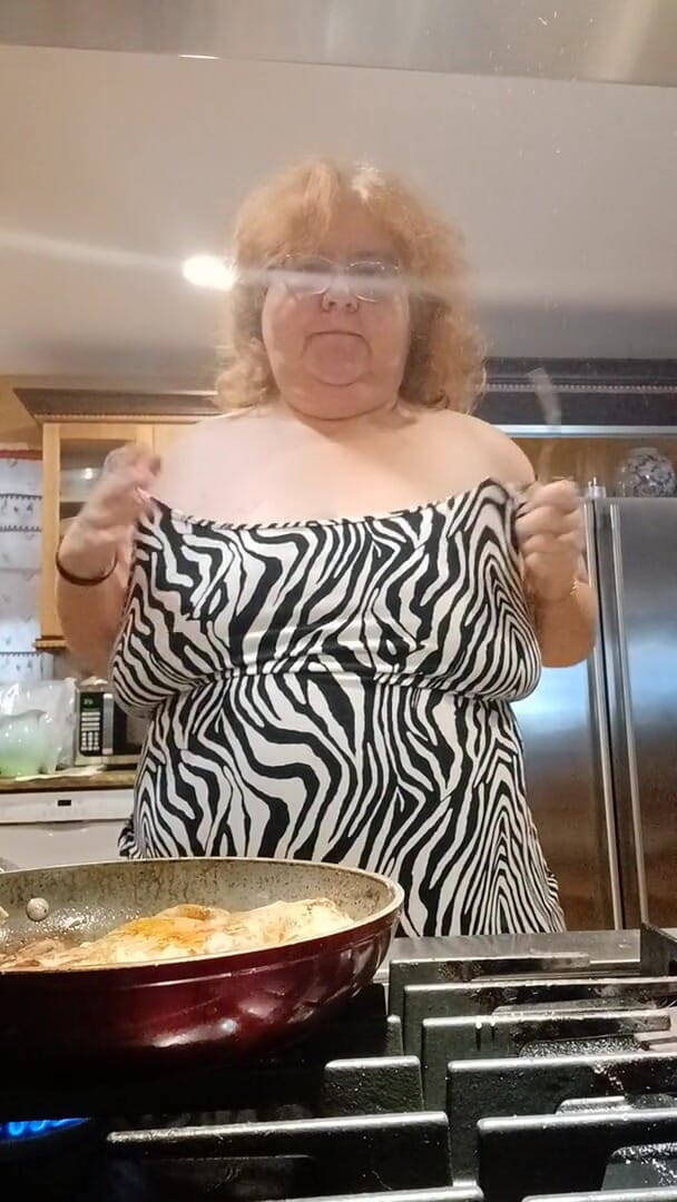 BBW nurse Vicki adventures with friends: Приготовление свиных отбивных на ужин и засвет, как я готовлю