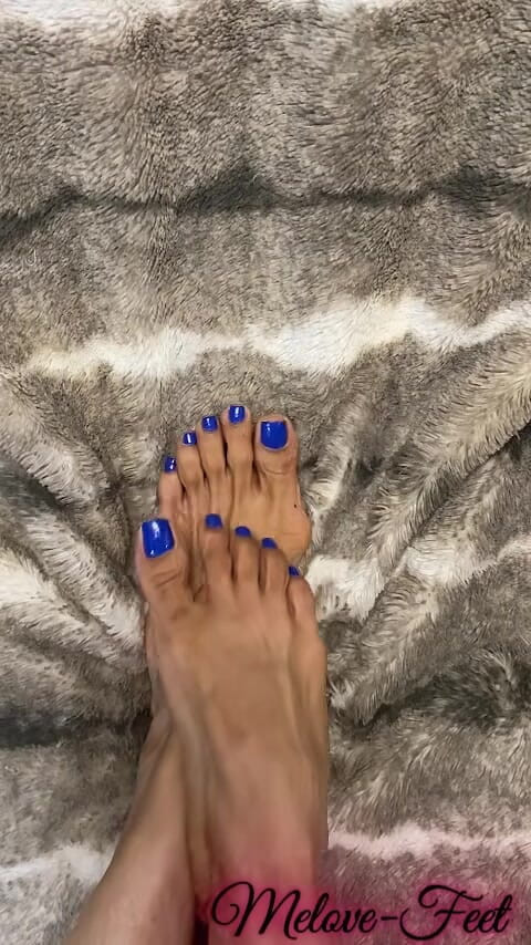 Naelor: Melove pamer kuku biru polandia di kaki kecilnya
