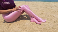 Shiny teens: Stoking spandeks 880 shiny rose di pantai
