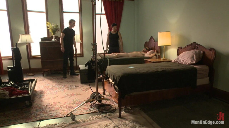 Men on Edge: Cowok berbulu disodok kontolnya yang belum disunat!