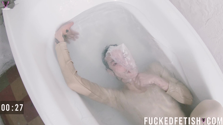 Fucked fetish: Sattira full desperat väska och vattenbadkar roliga ansikten