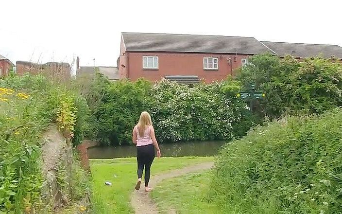 German Amateur: Blonde Britse milf pist buitenshuis