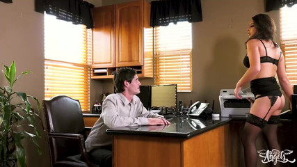 Trans Angels: トランスエンジェル - シャネルサンティーニは、彼らが時間内に自慰行為をしているのを捕まえられたとき、彼女の従業員を罰しなければなりません!