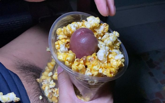 SinglePlayerBKK: Fut popcorn în timp ce mă uit la un film.