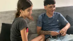 Üvey kız kardeşimle evde oynuyorum sikişiyor