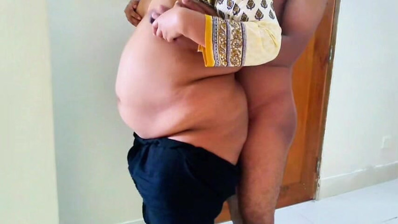 Aria Mia: 隣人のバービーが体をかゆくしている間に男が手助けし、その後二人は性的欲求を満たす