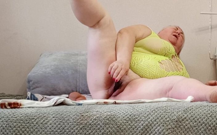 Zona901: Vecina se masturba con juguetes hasta el orgasmo