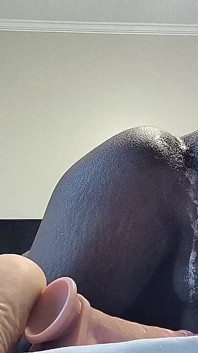Grossa ébano Femboy cremosa e peidando em vibrador grosso