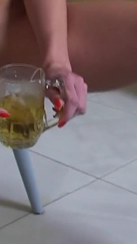 Köle Ona Işeme Bırakır