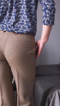 热辣的秘书戏弄紧身工作裤里的可见内裤线