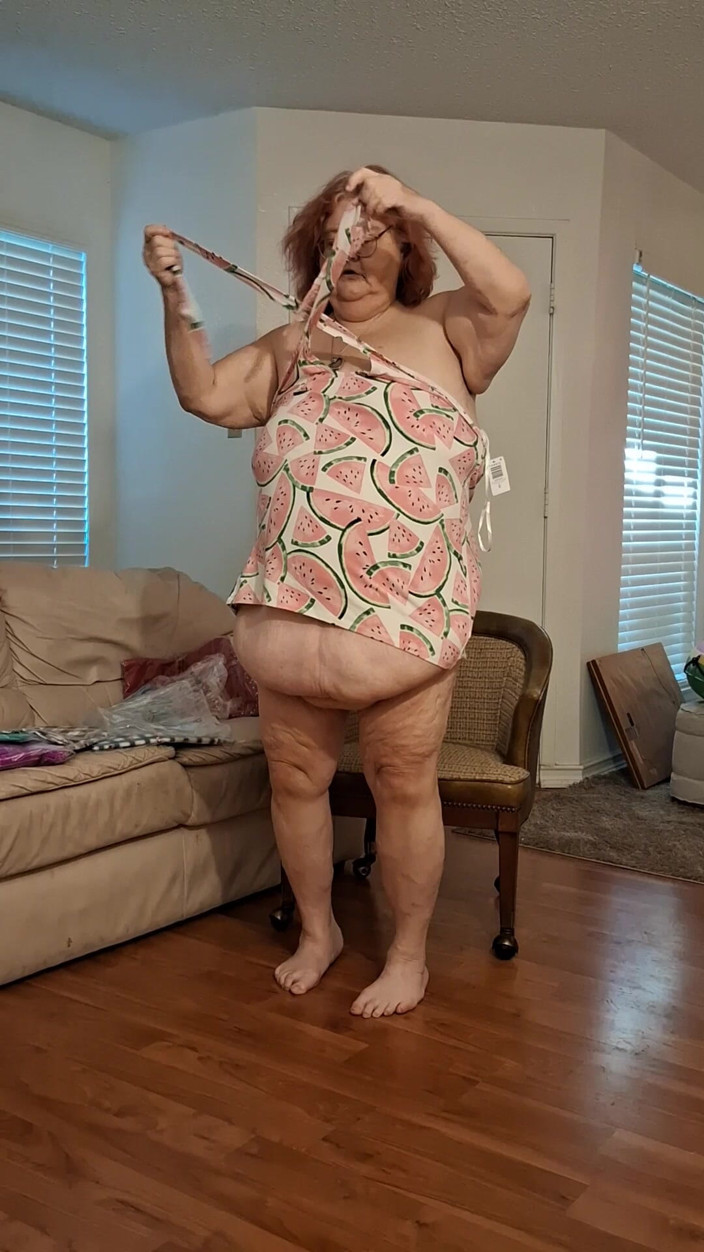 BBW nurse Vicki adventures with friends: La Enfermera De Gran Belleza Vicki Prueba Un Nuevo Pedido...