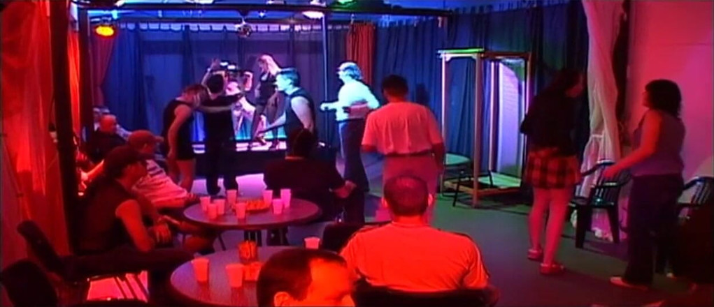 Lucky Cooch: Une blonde se fait baiser par une foule excitée dans...