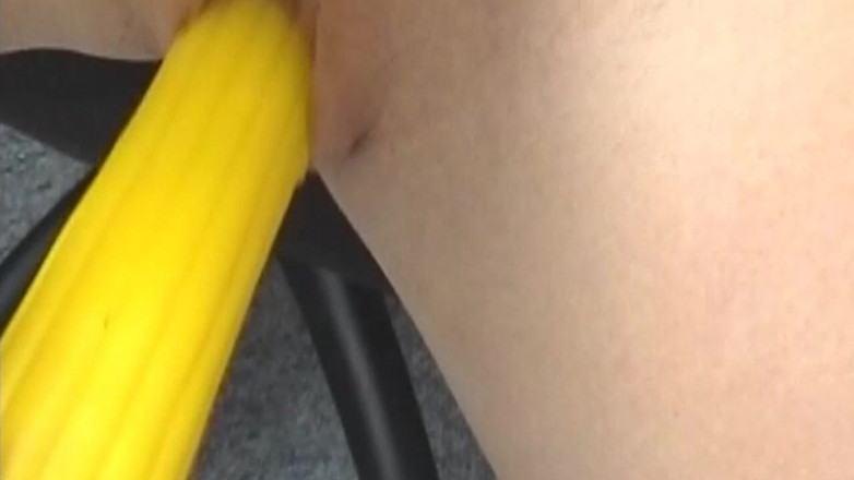 Bangora amateur club: Rubia monta un consolador de banana duro en su escritorio