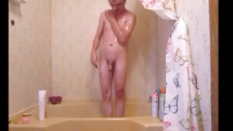 Soloregin: Banci nerd dalam ekor babi berbogel &amp; mandi bermain dengan dirinya