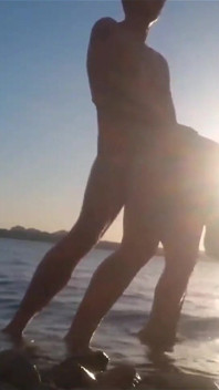 Sexe romantique sur une plage publique