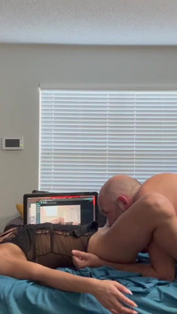 Neuling misty addams zeigt ihre fähigkeiten auf dem massagetisch