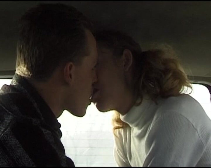 German Amateur Videos: Roztomilá teenagerka z Německa byla olízaná a ošukaná v autě