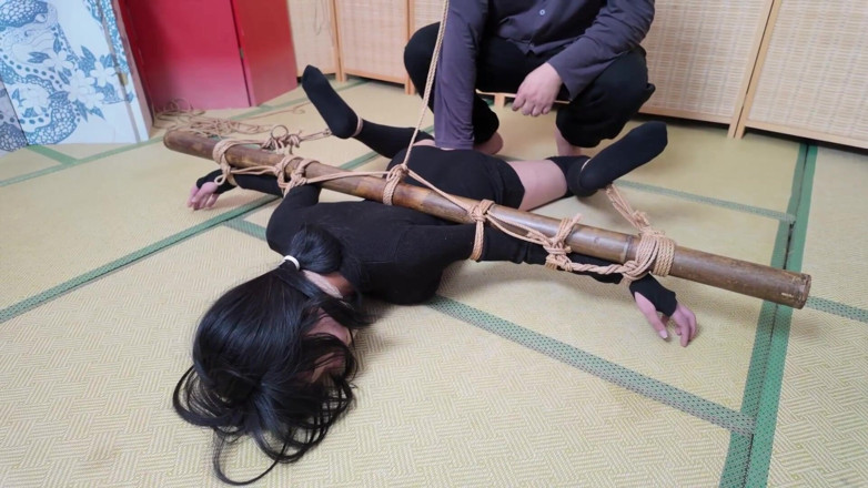 Aisan girl bondage: Xr40-dívka v černých punčochách je svázaná s křížem