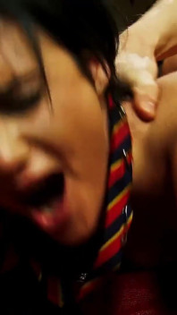 Studenta curvă Lexi Ward are parte de ejaculări faciale după sex în trei cu profesori