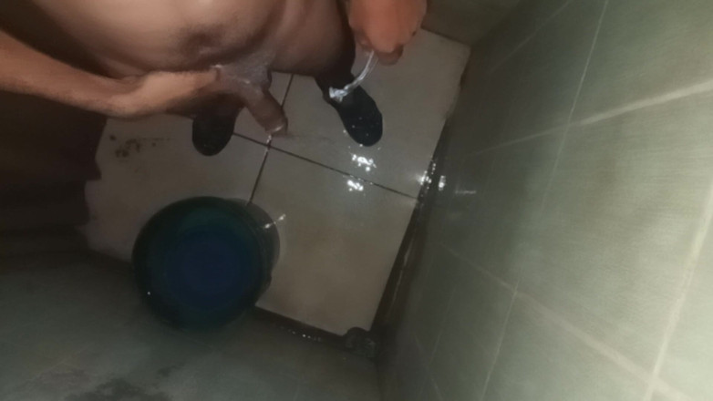 Cute boy jerks off: Bărbatul este cu și în baia cu o singură cameră