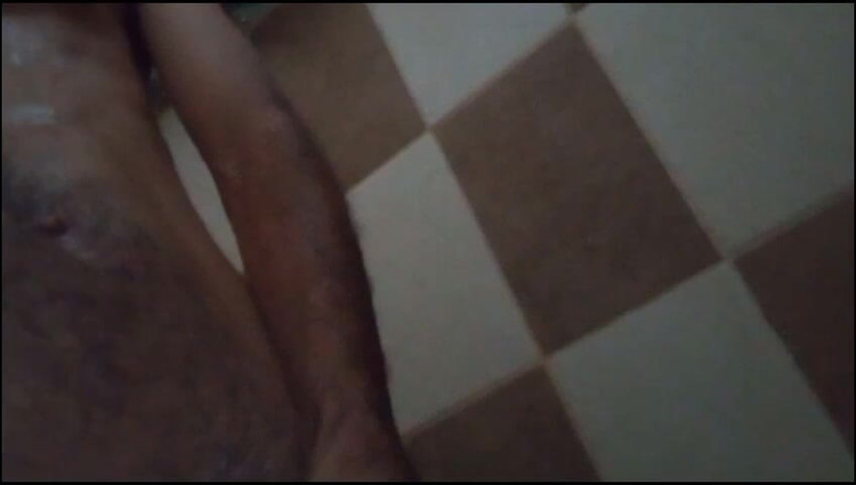 Cute boy jerks off: Sert mastürbasyon yapıyorum ve duşta kendime üç elle muamele yapıyorum, tüm...