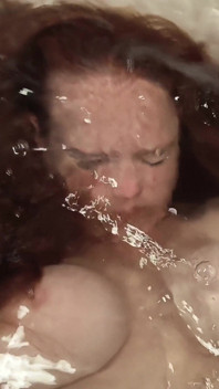 POV onder water neuken met gezicht haar haar naar beneden in missionarishouding in bad