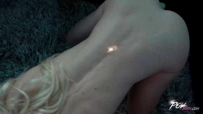 POV Bitch: Blond schatje krijgt creampie tijdens seks in de auto