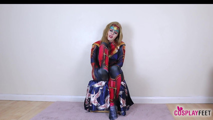 Feet & Cosplay: La splendida Aurora phoenix stordisce in un costume sexy da...