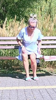 Relax sulla panchina (masturbazione discreta)
