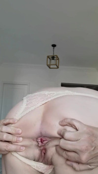 Striptis dengan stoking ketat, celana dalam thong, toket besar, ngentot dildo dengan posisi yang berbeda