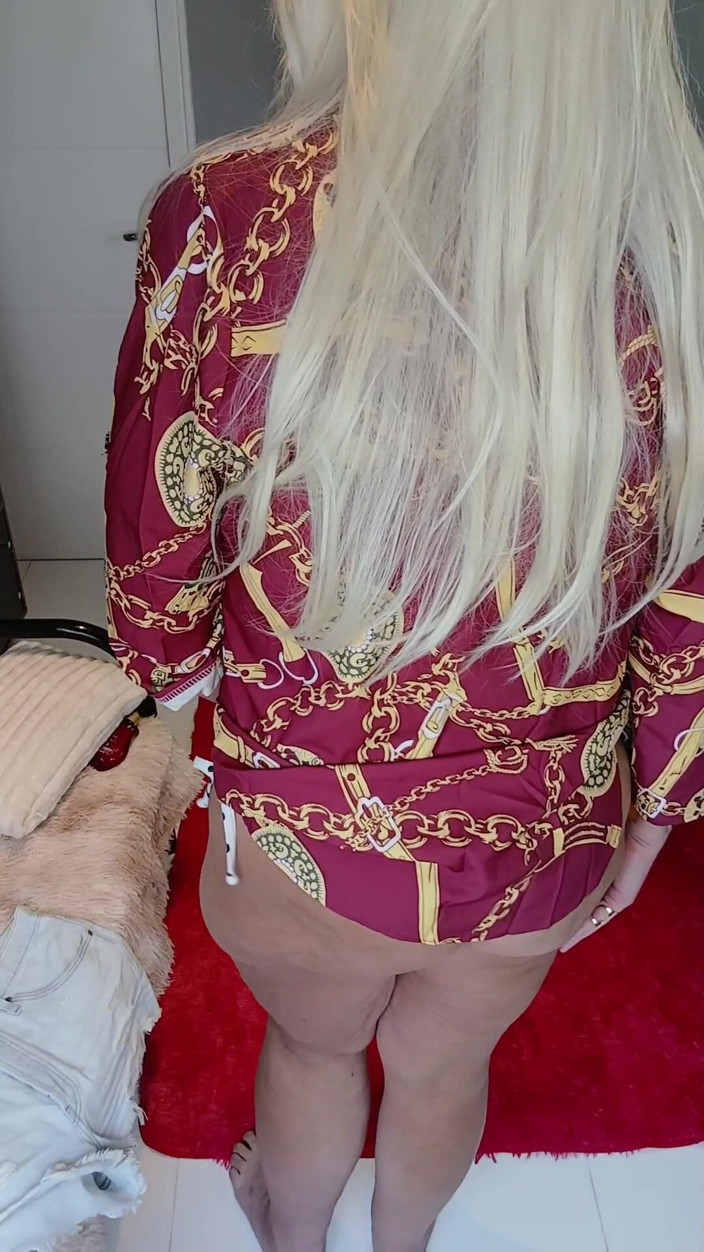 Sexy ass CDzinhafx: Aku lagi asik ngentot celana dalamku pakai gaun mini dan...