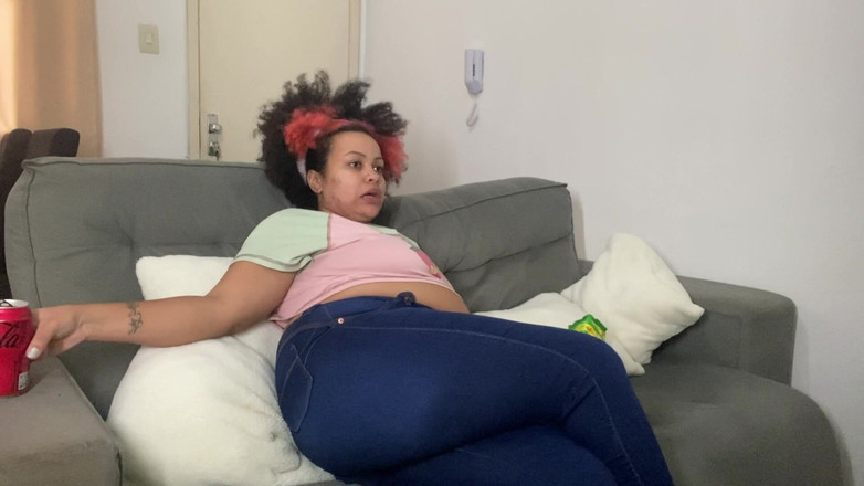 Cutiepiie Chubby: BBW pierdzenie i kęsanie podczas oglądania telewizji