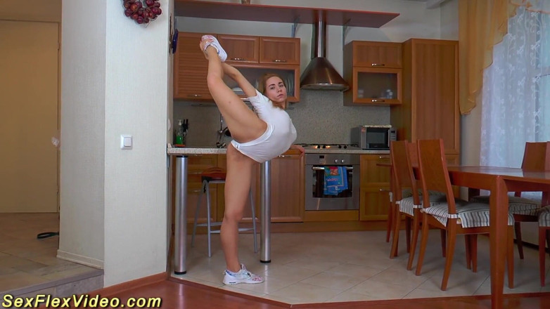 Sexflex video: My flexi stepsister first time on video