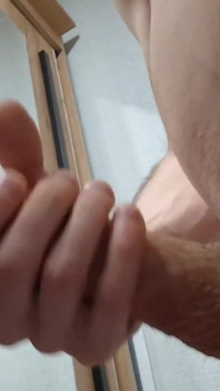 痩せたヨーロッパの男が彼のビッグを自覚させる