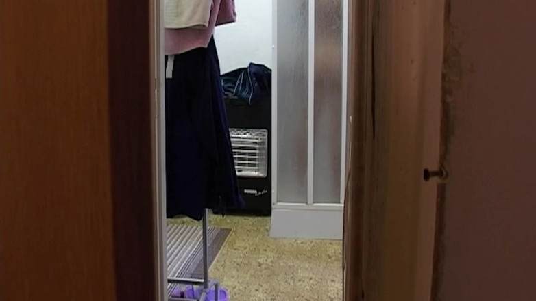 THAGSON 18+: Крошка раздевается догола и наклоняется в дверях