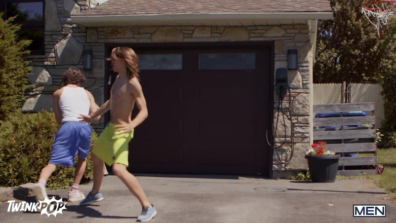 Twink pop studio: Twinkpop - batang Leo melantun dalam seluar pendeknya - Christiano Berhenti Untuk...