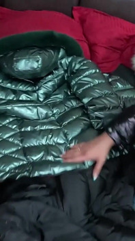 Sikişmek ve mastürbasyon için kullanılan birkaç parlak ceket 267