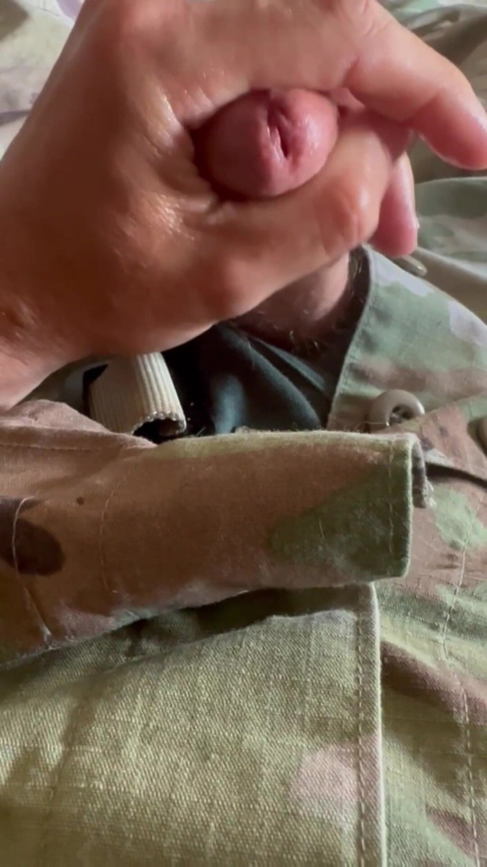 Gay Soldier Stuff: Горячая сессия по дрочке в нескольких нижнем белье - армейской специалист носит его униформу