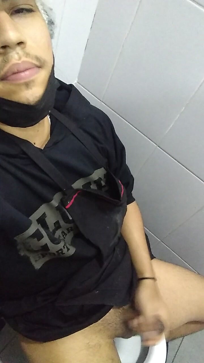 AlexAlejandro13: Ich mache dich geil im Badezimmer