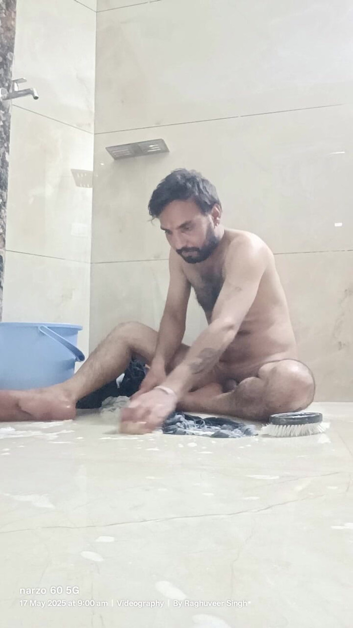 Rajasthani-old-lover: Индийский папочка принимает душ и мастурбирует