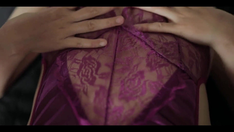 deafheaven666: Ragazza indonesiana mostra la sua figa e si masturba indossando...