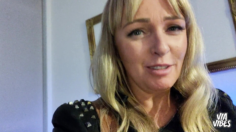 Via Vibes: Omfg ViaVibes - vocale blonde milf propt haar kut met vibrator...